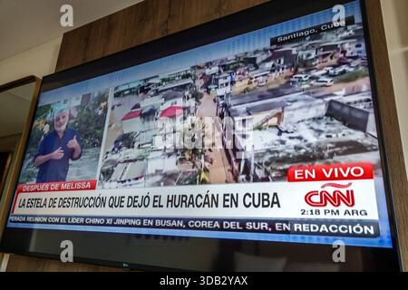 Mexiko-Stadt Mexiko, TV Kabel-tv Bildschirm Monitor, CNN en Espanol Nachrichten Sendung, Breaking Nachrichten Spanisch Sprache Fernsehen, Live Übertragung en vivo, o Stockfoto
