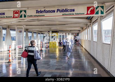 Puebla Mexico, CAPU Central de Autobus de Puebla Bushaltestelle, Innenkorridor, Telefonos Publicos Schild für öffentliche Telefone, Leute gehen durch Stockfoto
