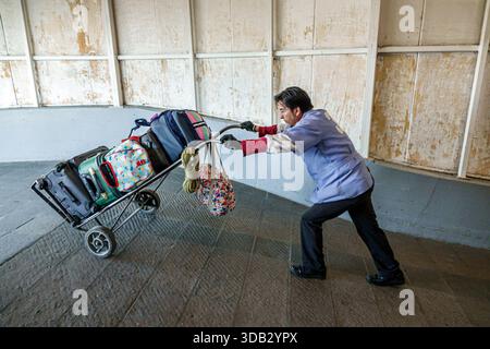 Puebla Mexico, CAPU Central de Autobus de Puebla Bushaltestelle, Portier Arbeiter-Uniform, Mann Erwachsener, Hispanic Latino mexikanisch, Bewohner, körperliche Arbeit p Stockfoto