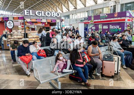 Puebla Mexico, CAPU Central de Autobus de Puebla Bushaltestelle, Innenbereich, überfüllte Sitzplätze, Männer Frauen Erwachsene, Kinder Familie Stockfoto