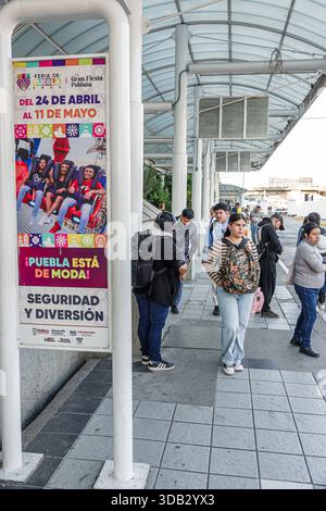 Puebla Mexico, CAPU Central de Autobus de Puebla Bushaltestelle, Außenfußgängerzone, öffentliches Veranstaltungsplakat Feria de Puebla Messe, Männer Frauen adu Stockfoto