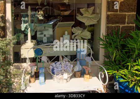 Authentische Tihany Stadtstraße Landschaft mit Souvenirläden und Lavendel am Balaton See in Ungarn. Tihany, Ungarn. Stockfoto