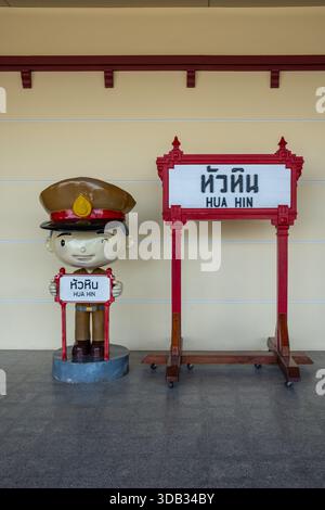 Beschilderung am Bahnhof Hua hin in Thailand Stockfoto