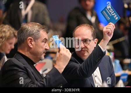 Markus SOEDER (Ministerpräsident Bayerns und CSU-Vorsitzender), re: Alexander DOBRINDT (Bundesminister des Innern). CSU-Parteitag 2025 am 12. Und 13. Dezember 2025 MESSE MÜNCHEN Stockfoto