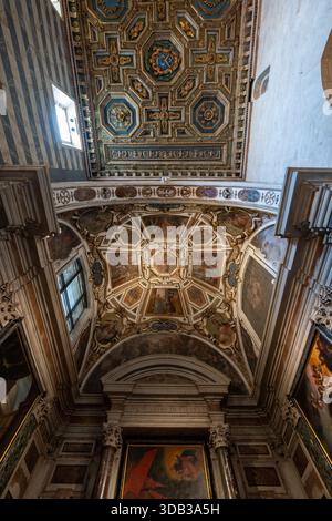 Volterra, Italien - 21. Juli 2025: Blick nach oben auf das reich bemalte Kirchenschiff und die vergoldete Kassettendecke der Kathedrale Volterra aus der Renaissance in der Toskana, I Stockfoto