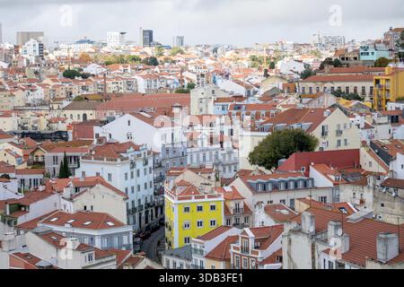 Lissabon Portugal 5. Dezember 2025. Ein Blick auf den Hügel zeigt farbenfrohe Wohngebäude und historische Ruinen im Zentrum von Lissabon. Stockfoto