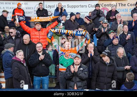 Luton, Großbritannien. Dezember 2025. Luton Town Fans beim Spiel der Sky Bet League 1 zwischen Luton Town und Port Vale in der Kenilworth Road, Luton, England am 13. Dezember 2025. Foto: David Horn. Quelle: Prime Media Images/Alamy Live News Stockfoto