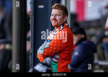Luton, Großbritannien. Dezember 2025. Ein Unterstützer von Luton Town während des Spiels der Sky Bet League 1 zwischen Luton Town und Port Vale in der Kenilworth Road, Luton, England am 13. Dezember 2025. Foto: David Horn. Quelle: Prime Media Images/Alamy Live News Stockfoto