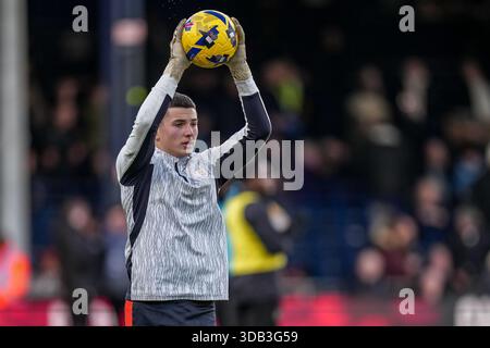 Luton, Großbritannien. Dezember 2025. Torhüter Charlie Booth aus Luton Town während des Spiels der Sky Bet League 1 zwischen Luton Town und Port Vale in der Kenilworth Road, Luton, England am 13. Dezember 2025. Foto: David Horn. Quelle: Prime Media Images/Alamy Live News Stockfoto