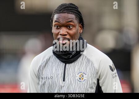 Luton, Großbritannien. Dezember 2025. Teden Mengi (15) aus Luton Town vor dem Spiel der Sky Bet League 1 zwischen Luton Town und Port Vale in der Kenilworth Road, Luton, England am 13. Dezember 2025. Foto: David Horn. Quelle: Prime Media Images/Alamy Live News Stockfoto