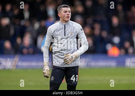 Luton, Großbritannien. Dezember 2025. Torhüter Charlie Booth aus Luton Town während des Spiels der Sky Bet League 1 zwischen Luton Town und Port Vale in der Kenilworth Road, Luton, England am 13. Dezember 2025. Foto: David Horn. Quelle: Prime Media Images/Alamy Live News Stockfoto