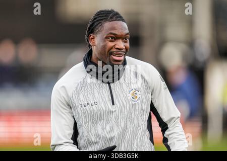Luton, Großbritannien. Dezember 2025. Teden Mengi (15) aus Luton Town vor dem Spiel der Sky Bet League 1 zwischen Luton Town und Port Vale in der Kenilworth Road, Luton, England am 13. Dezember 2025. Foto: David Horn. Quelle: Prime Media Images/Alamy Live News Stockfoto