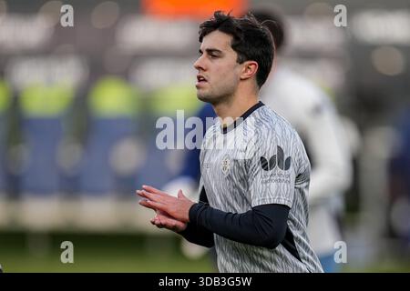 Luton, Großbritannien. Dezember 2025. Liam Walsh (8) aus Luton Town vor dem Spiel der Sky Bet League 1 zwischen Luton Town und Port Vale in der Kenilworth Road, Luton, England am 13. Dezember 2025. Foto: David Horn. Quelle: Prime Media Images/Alamy Live News Stockfoto