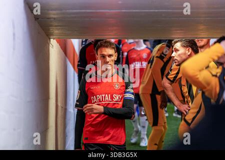 Luton, Großbritannien. Dezember 2025. Kal Naismith (3) aus Luton Town vor dem Spiel der Sky Bet League 1 zwischen Luton Town und Port Vale in der Kenilworth Road, Luton, England am 13. Dezember 2025. Foto: David Horn. Quelle: Prime Media Images/Alamy Live News Stockfoto