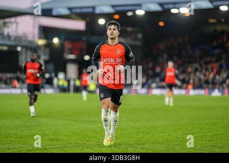 Luton, Großbritannien. Dezember 2025. Liam Walsh (8) aus Luton Town während des Spiels der Sky Bet League 1 zwischen Luton Town und Port Vale in der Kenilworth Road, Luton, England am 13. Dezember 2025. Foto: David Horn. Quelle: Prime Media Images/Alamy Live News Stockfoto