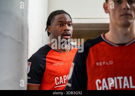 Luton, Großbritannien. Dezember 2025. Teden Mengi (15) aus Luton Town vor dem Spiel der Sky Bet League 1 zwischen Luton Town und Port Vale in der Kenilworth Road, Luton, England am 13. Dezember 2025. Foto: David Horn. Quelle: Prime Media Images/Alamy Live News Stockfoto
