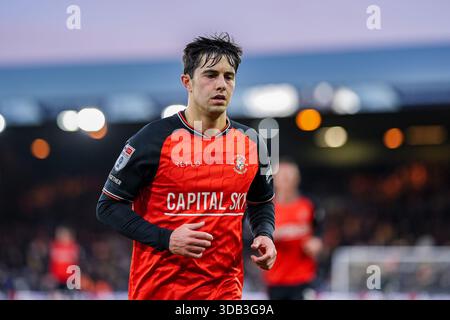 Luton, Großbritannien. Dezember 2025. Liam Walsh (8) aus Luton Town während des Spiels der Sky Bet League 1 zwischen Luton Town und Port Vale in der Kenilworth Road, Luton, England am 13. Dezember 2025. Foto: David Horn. Quelle: Prime Media Images/Alamy Live News Stockfoto