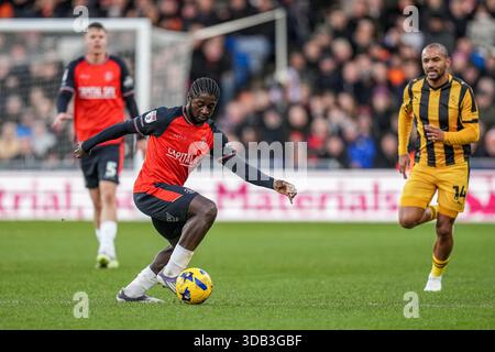 Luton, Großbritannien. Dezember 2025. Gideon Kodua (30) aus Luton Town während des Spiels der Sky Bet League 1 zwischen Luton Town und Port Vale in der Kenilworth Road, Luton, England am 13. Dezember 2025. Foto: David Horn. Quelle: Prime Media Images/Alamy Live News Stockfoto