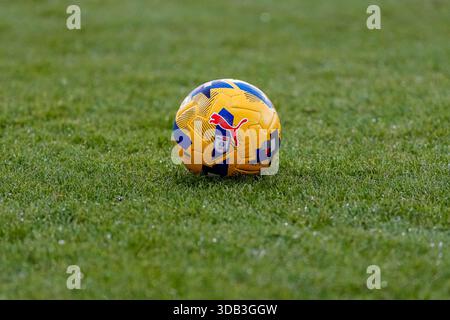 Luton, Großbritannien. Dezember 2025. Puma Winter Match Ball während des Spiels der Sky Bet League 1 zwischen Luton Town und Port Vale in der Kenilworth Road, Luton, England am 13. Dezember 2025. Foto: David Horn. Quelle: Prime Media Images/Alamy Live News Stockfoto