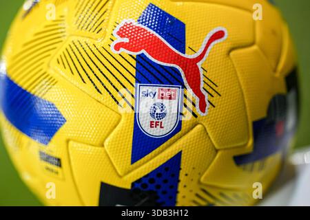 Luton, Großbritannien. Dezember 2025. EFL Winter Match Ball während des Spiels der Sky Bet League 1 zwischen Luton Town und Port Vale in der Kenilworth Road, Luton, England am 13. Dezember 2025. Foto: David Horn. Quelle: Prime Media Images/Alamy Live News Stockfoto