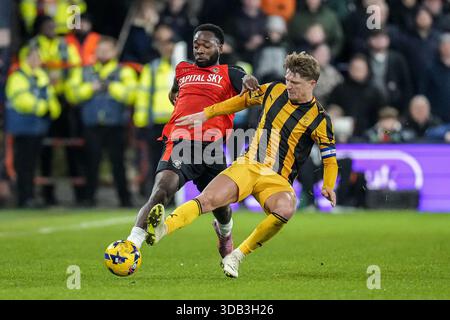 Luton, Großbritannien. Dezember 2025. Shayden Morris (14) aus Luton Town während des Spiels der Sky Bet League 1 zwischen Luton Town und Port Vale in der Kenilworth Road, Luton, England am 13. Dezember 2025. Foto: David Horn. Quelle: Prime Media Images/Alamy Live News Stockfoto