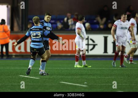 Cardiff, Großbritannien. Dezember 2025. Callum Sheedy von Cardiff Rugby feiert mit Cam Winnett von Cardiff Rugby (23), nachdem er einen späten Elfmeterschieß, um das Spiel zu gewinnen. PCR Challenge Cup, Cardiff Rugby gegen Ulster Rugby im Cardiff Arms Park in Cardiff, Wales am Samstag, den 13. Dezember 2025. Nur redaktionelle Verwendung. bild von Andrew Orchard/Alamy Live News Stockfoto
