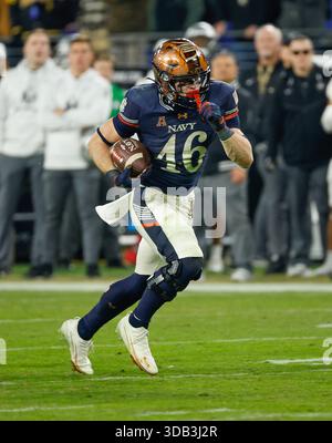 Baltimore, MD, USA. Dezember 2025. Navy Midshipmen RB #46 Alex Tecza spielt mit dem Ball während des 126. Army Navy Spiels zwischen der United States Naval Academy und der United States Military Academy im M&T Bank Stadium in Baltimore, MD Justin Cooper/CSM/Alamy Live News Stockfoto