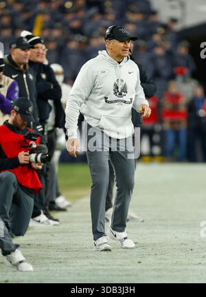 Baltimore, MD, USA. Dezember 2025. Army Black Knights Head Coach Jeff Monken während des 126. Army Navy Spiels zwischen der United States Naval Academy und der United States Military Academy im M&T Bank Stadium in Baltimore, MD Justin Cooper/CSM/Alamy Live News Stockfoto
