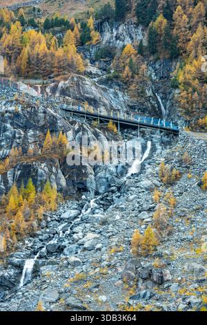 Die steile Brücke überspannt den Wasserfall oberhalb der Gorner Schlucht in den Schweizer alpen Stockfoto