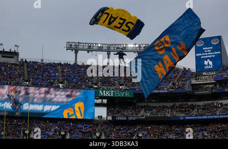 Baltimore, MD, USA. Dezember 2025. Die US Navy Leap Frogs betreten das Stadion vor dem 126. Army Navy Spiel zwischen der United States Naval Academy und der United States Military Academy im M&T Bank Stadium in Baltimore, MD Justin Cooper/CSM/Alamy Live News Stockfoto