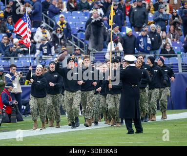Baltimore, MD, USA. Dezember 2025. Das dreizehnte Unternehmen bringt den Spielball auf das Feld vor dem 126. Army Navy Spiel zwischen der United States Naval Academy und der United States Military Academy im M&T Bank Stadium in Baltimore, MD Justin Cooper/CSM/Alamy Live News Stockfoto