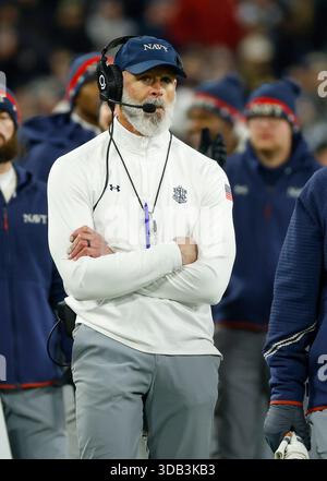 Baltimore, MD, USA. Dezember 2025. Navy Midshipmen Head Coach Brian Newberry während des 126. Army Navy Spiels zwischen der United States Naval Academy und der United States Military Academy im M&T Bank Stadium in Baltimore, MD Justin Cooper/CSM/Alamy Live News Stockfoto