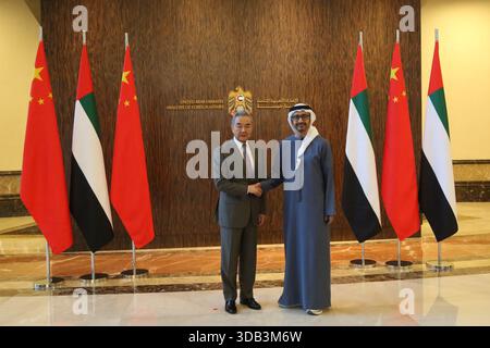Abu Dhabi, VAE. Dezember 2025. Der chinesische Außenminister Wang Yi, auch Mitglied des Politbüros des Zentralkomitees der Kommunistischen Partei Chinas, führt Gespräche mit dem stellvertretenden Premierminister und Außenminister der Vereinigten Arabischen Emirate (VAE) Scheich Abdullah bin Zayed Al Nahyan in Abu Dhabi, den VAE, am 12. Dezember 2025. Quelle: Wen Xinnian/Xinhua/Alamy Live News Stockfoto