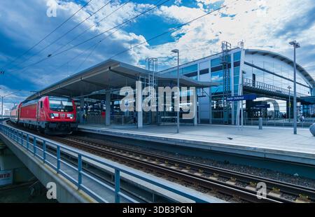 Ein roter Regionalzug der Deutschen Bahn, der am Bahnhof Berlin Ostkreuz in Friedrichshain ankommt. Stockfoto