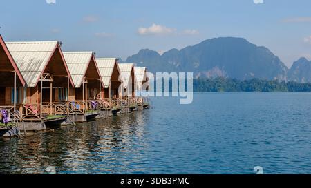 Genießen Sie die ruhige Landschaft des Cheow Lan Lake in Khao Sok, Thailand. Stockfoto