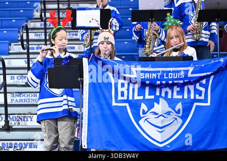 13. DEZEMBER 2025: Mitglieder der Saint Louis PEP Band tragen Haarbänder, um ihren festlichen Weihnachtsgeist in einem regulären Saisonspiel zu zeigen, bei dem die San Francisco Dons die Saint Louis Billikens besuchten. Fand in der Chaifetz Arena in St. Louis, MO, am Samstag, 13. Dezember 2025 Richard Ulreich/CSM statt Stockfoto
