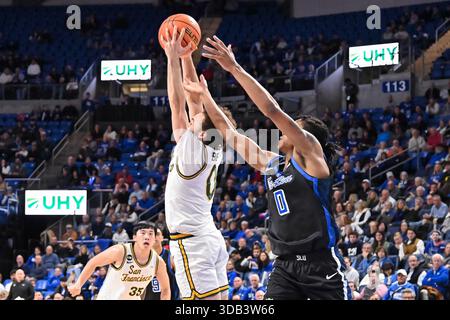 13. DEZEMBER 2025: Ryan Beasley (0) fängt den Pass ab, der für den Wachmann Kellen Thames (0) von Saint Louis Billikens vorgesehen ist, in einem regulären Saisonspiel, bei dem die San Francisco Dons die Saint Louis Billikens besuchten. Fand in der Chaifetz Arena in St. Louis, MO, am Samstag, 13. Dezember 2025 Richard Ulreich/CSM statt Stockfoto