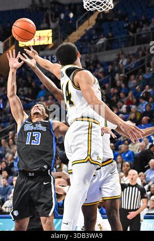 13. DEZEMBER 2025: Saint-Louis-Billikens-Garde Dion Brown (13) kämpfte um einen Rückzug mit dem San Francisco Dons-Stürmer Veniamin Abosi (14) in einem regulären Saisonspiel, bei dem die San Francisco Dons die Saint Louis Billikens besuchten. Fand in der Chaifetz Arena in St. Louis, MO, am Samstag, 13. Dezember 2025 Richard Ulreich/CSM statt Stockfoto