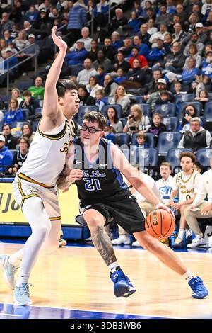 13. DEZEMBER 2025: Das Zentrum von Saint Louis Billikens Robbie Avila (21) lehnt sich an die San Francisco Dons Forward Junjie Wang (35) an, während er in einem regulären Saisonspiel in den Korb dribbelt, in dem die San Francisco Dons die Saint Louis Billikens besuchten. Fand in der Chaifetz Arena in St. Louis, MO, am Samstag, 13. Dezember 2025 Richard Ulreich/CSM statt Stockfoto