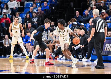 13. DEZEMBER 2025: San Francisco Dons Garde Legend Smiley (13) dribbelt gegen die Verteidigung von Saint Louis Billikens Stürmer Brady Dunlap (11) in einem regulären Saisonspiel, bei dem die San Francisco Dons die Saint Louis Billikens besuchten. Fand in der Chaifetz Arena in St. Louis, MO, am Samstag, 13. Dezember 2025 Richard Ulreich/CSM statt Stockfoto