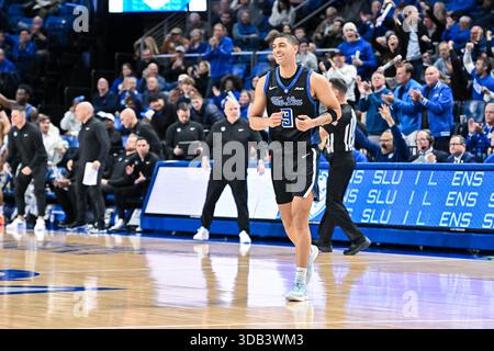 13. DEZEMBER 2025: Saint Louis Billikens Stürmer Ishan Sharma (9) lächelt, nachdem er einen Dreipunktschuss getroffen hat und dann in einem regulären Saisonspiel, in dem die San Francisco Dons die Saint Louis Billikens besuchten, herunterfällt. Fand in der Chaifetz Arena in St. Louis, MO, am Samstag, 13. Dezember 2025 Richard Ulreich/CSM statt Stockfoto