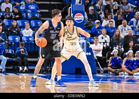 13. DEZEMBER 2025: Saint Louis Billikens Zentrum Robbie Avila (21) arbeitet gegen die Verteidigung von San Francisco Dons Forward Junjie Wang (35) in einem regulären Saisonspiel, in dem die San Francisco Dons die Saint Louis Billikens besuchten. Fand in der Chaifetz Arena in St. Louis, MO, am Samstag, 13. Dezember 2025 Richard Ulreich/CSM statt Stockfoto