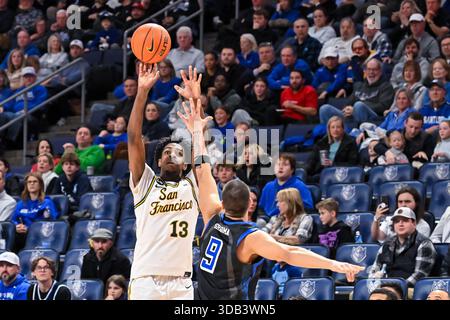 13. DEZEMBER 2025: San Francisco Dons Guard Legend Smiley (13) wirft einen Sprungschuss über den Blockversuch von Saint Louis Billikens Stürmer Ishan Sharma (9) in einem regulären Saisonspiel, bei dem die San Francisco Dons die Saint Louis Billikens besuchten. Fand in der Chaifetz Arena in St. Louis, MO, am Samstag, 13. Dezember 2025 Richard Ulreich/CSM statt Stockfoto
