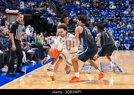 13. DEZEMBER 2025: Saint Louis Billikens Wachmann Dion Brown (13) versucht, Ryan Beasley (0) von San Francisco Dons in einem regulären Saisonspiel, in dem die San Francisco Dons die Saint Louis Billikens besuchten, davon abzuhalten, an ihm vorbeizudribbeln. Fand in der Chaifetz Arena in St. Louis, MO, am Samstag, 13. Dezember 2025 Richard Ulreich/CSM statt Stockfoto