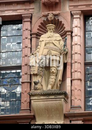 HEIDELBERG, DEUTSCHLAND - 26. MAI 2025 - massive Steinskulptur, die Ruprecht I., Kurfürst Pfalz, auf der Fassade des Heidelberger Schlosses darstellt Stockfoto