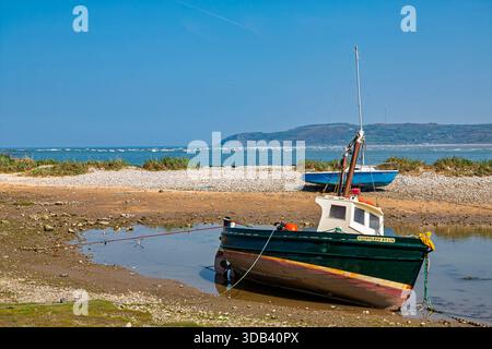 Boote bei Ebbe in Red Wharf Bay, Anglesey, Wales, Großbritannien Stockfoto