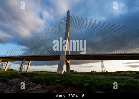 Flintshire Bridge mit Kabelstegen, die die Mündung unter einer dramatischen Wolke überspannen Stockfoto