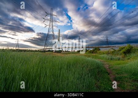 Flintshire Bridge mit Strommasten und Übertragungsleitungen unter dramatischen Wolkenformationen Stockfoto