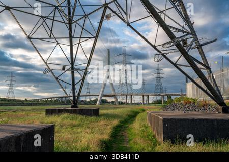 Die Flintshire Bridge, umrahmt von Strommasten und Sendetürmen unter dramatischer Wolke Stockfoto