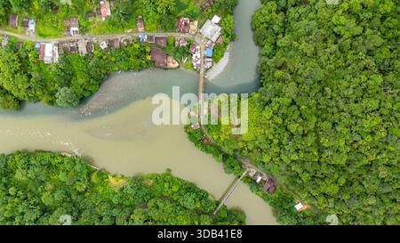 Atemberaubende Aussicht aus der Vogelperspektive mit üppigem Grün, Flüssen und Häusern in Agua Clara, Valle del Cauca, Kolumbien. Stockfoto